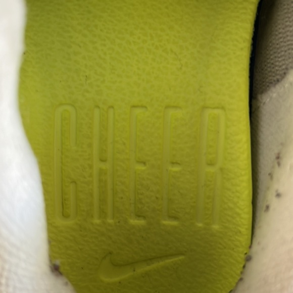Nike Cheerleading sneakers Girls size 5 - Picture 5 of 5